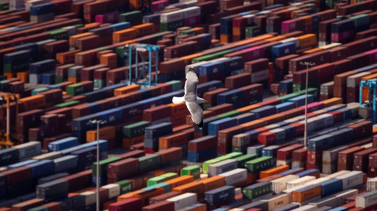 Contenedores apilados en el puerto de Barcelona