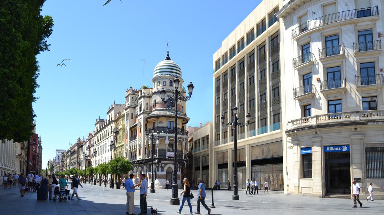 A la derecha, recreación virtual del futuro hotel que Marriot inaugurará en Sevilla en la avenida de la Constitución