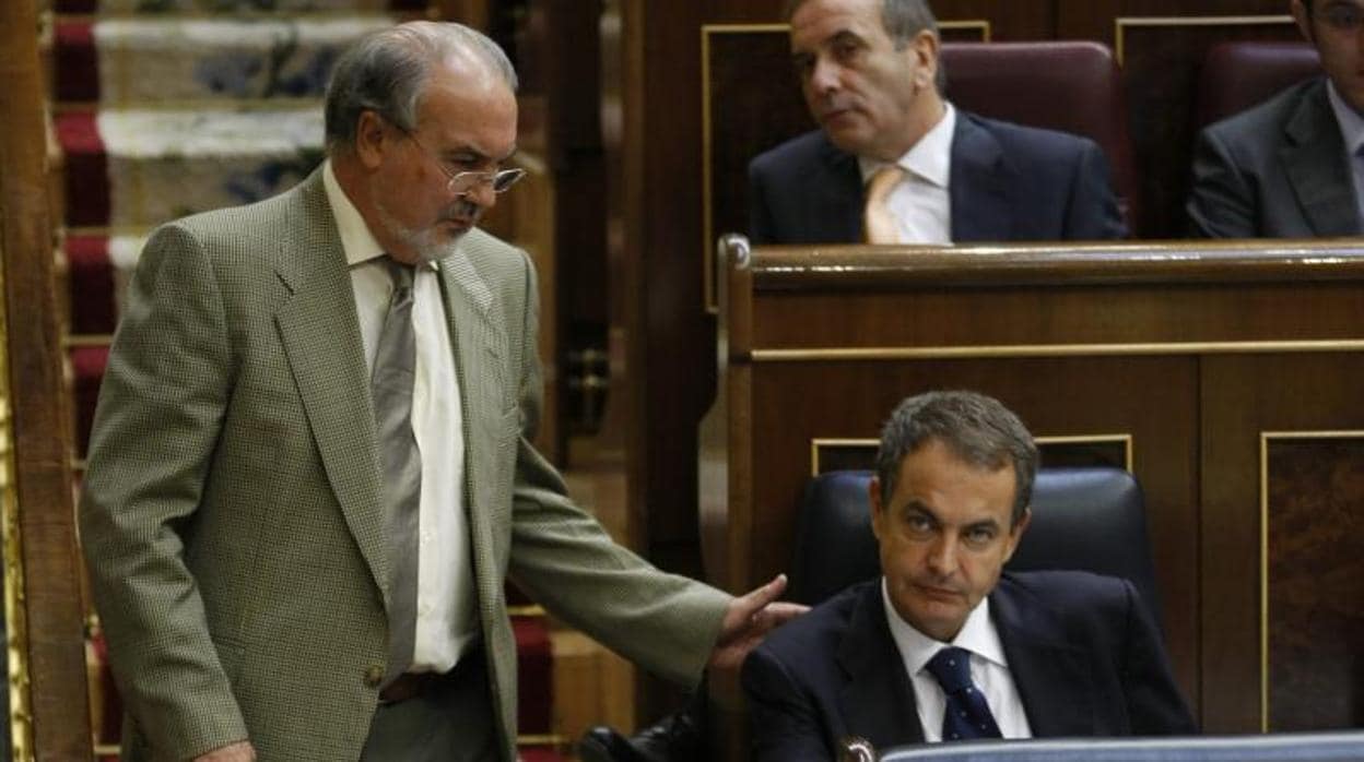 Imagen de archivo de Pedro Solbes y José Luis Rodríguez Zapatero en el Congreso