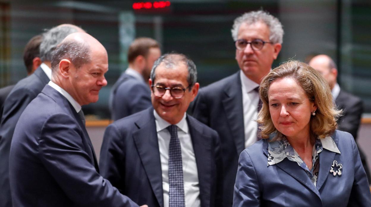La ministra de Economía, Nadia Calviño, con sus colegas italiano (centro) y alemán en una reunión del Eurogrupo