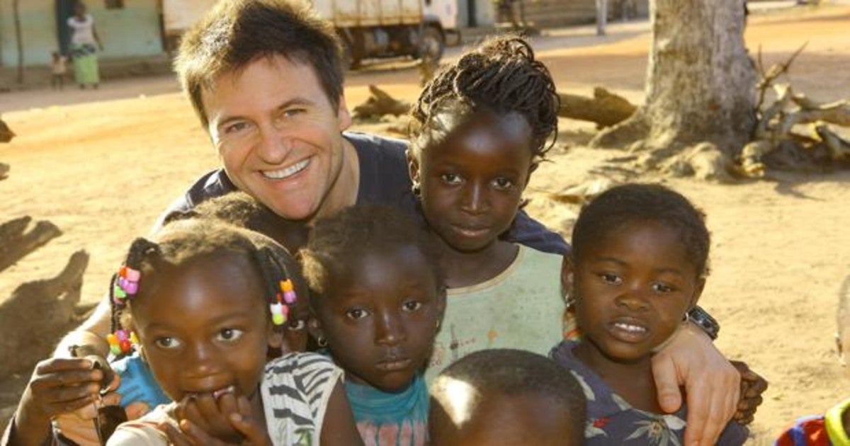 Iván Mañero con un grupo de niños en Guinea