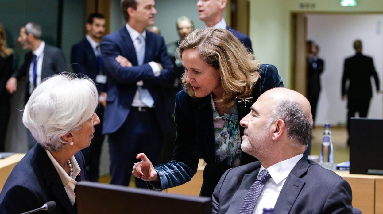 La presidenta del BCE, Christine Lagarde, y la ministra española de Economía, Nadia Calviño, durante una reunión del Eurogrupo en 2019