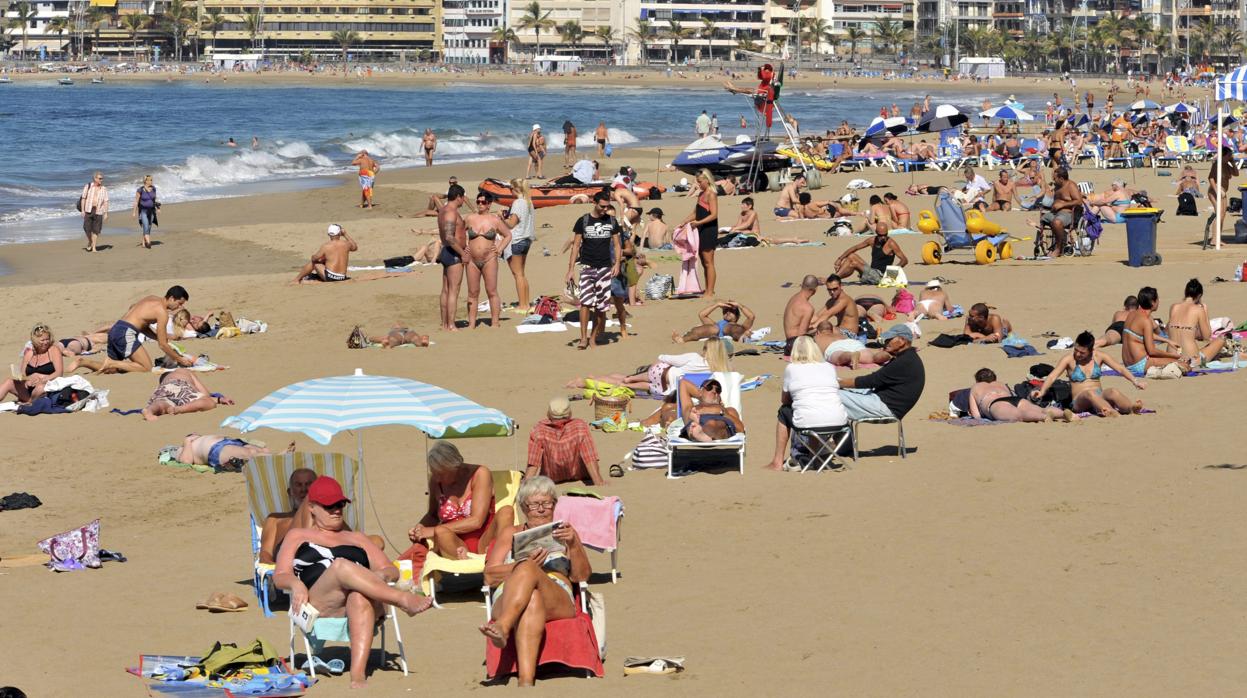 Varios turistas en la playa de las Canteras (Las Palmas de Gran Canaria)