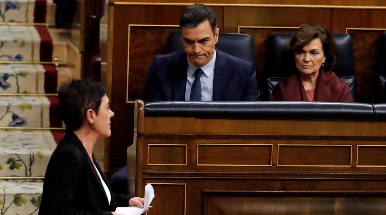 El presidente del Gobierno, Pedro Sánchez, observa a la portavoz de EH Bildu, Mertxe Aizpurua, en una foto de archivo