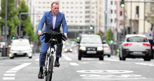 Un hombre monta en bicicleta por la Gran Vía de Madrid durante el día 59 del estado de alarma por la pandemia del Covid-19