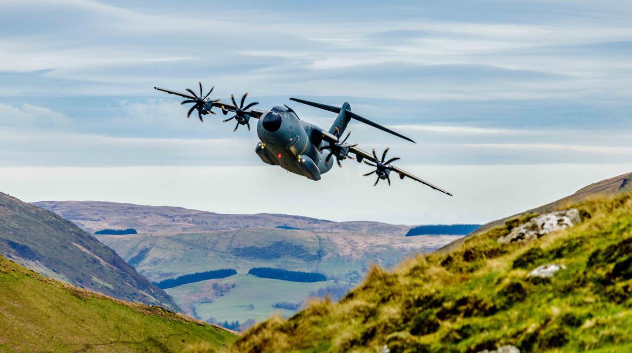 Un avión de tansporte militar A400M ensamblado en Sevilla realiza un vuelo de bajo nivel en Gales