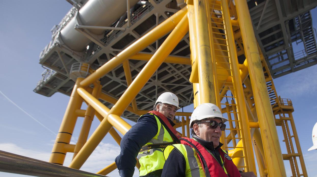 Galán, durante una visita a un parque eólico marino de Iberdrola