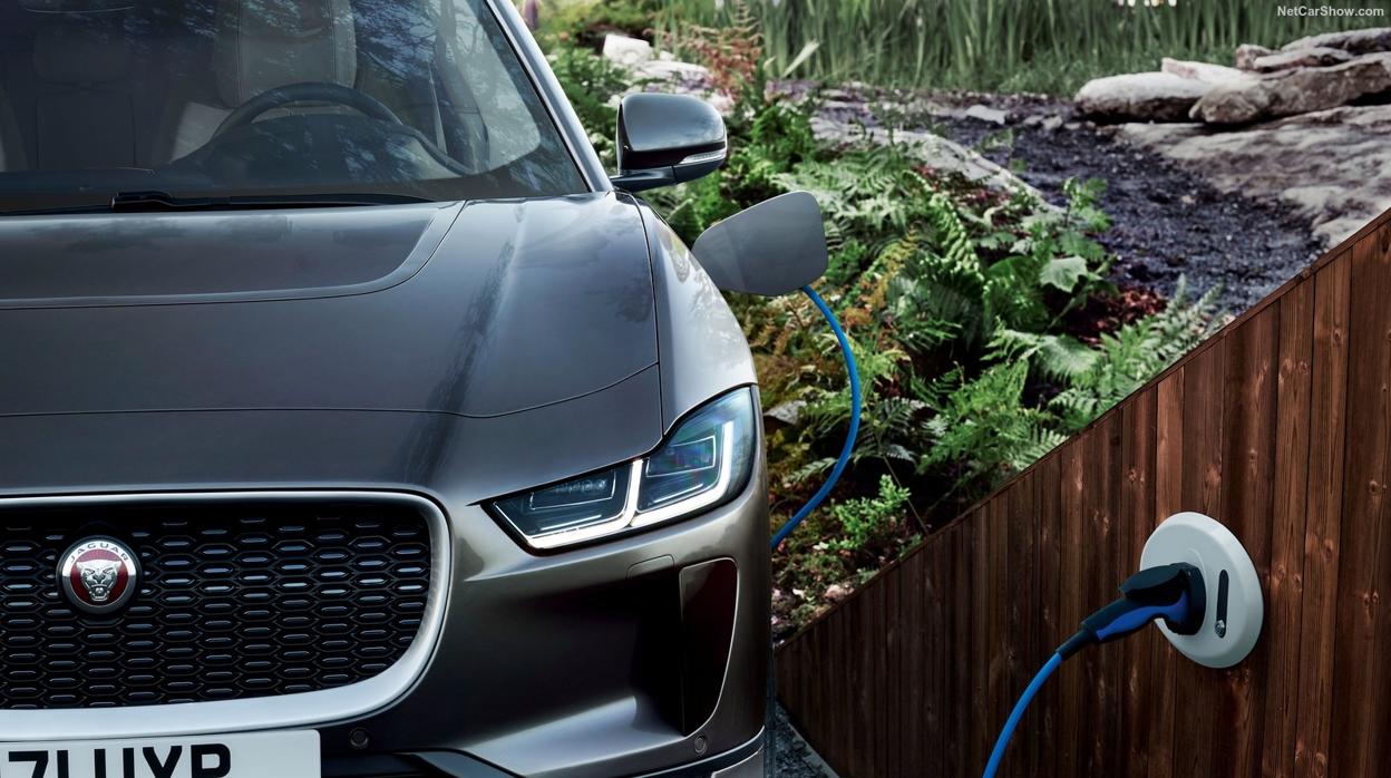 Un coche eléctrico recarga la batería