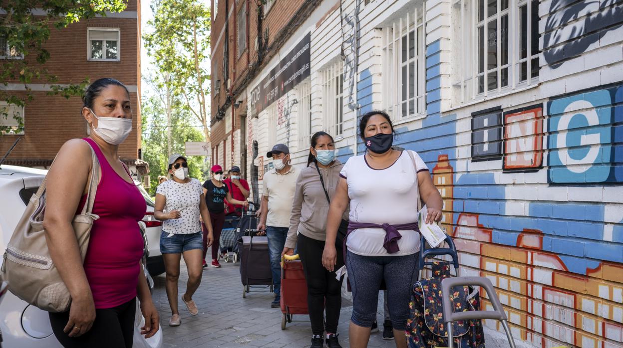 Colas de personas para la recogida de alimentos en Madrid