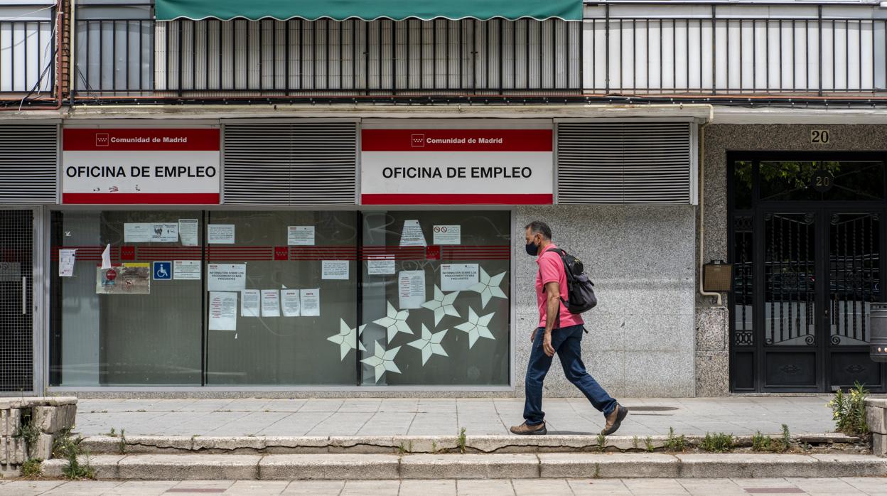 Las empleadas de hogar que cotizan siguen en caída libre y sin cobrar ni un euro por el Covid-19