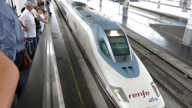 Renfe asegura haber devuelto ya un millón de billetes en plena guerra entre Consumo y aerolíneas