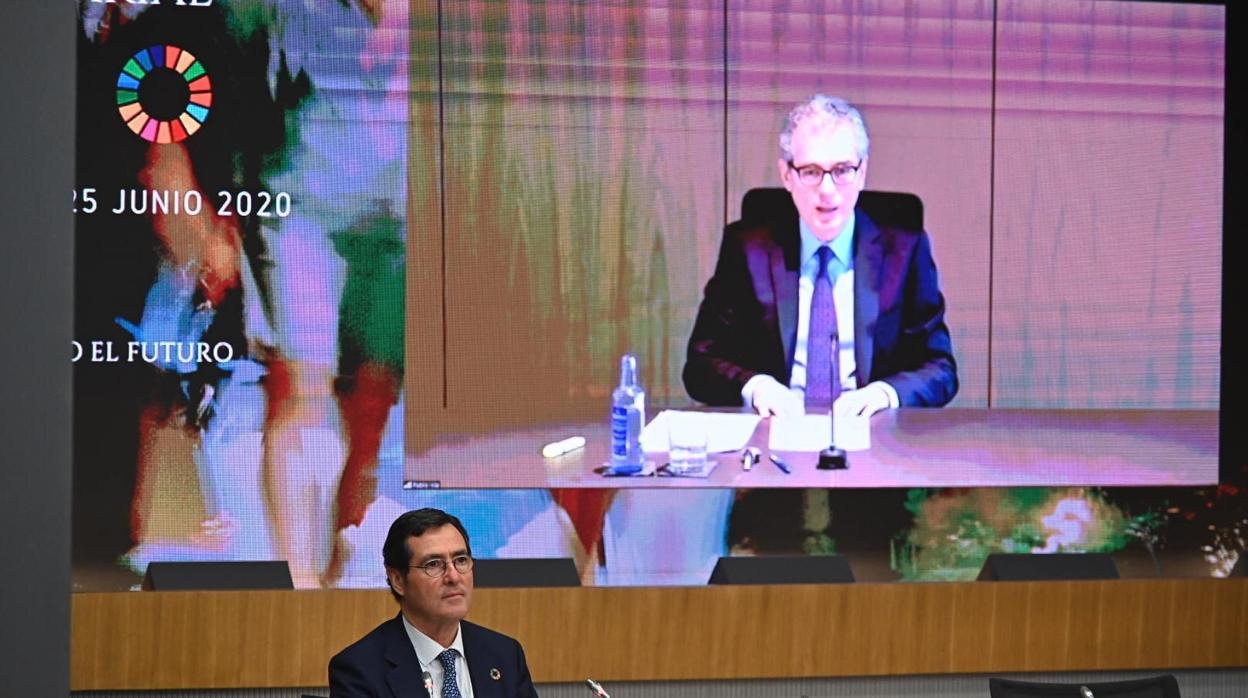 El presidente de la CEOE, Antonio Garamendi (en primer plano) escucha al presidente de Inditex, Pablo Isla/ Casado pide que los ERTE se extiendan hasta final de año