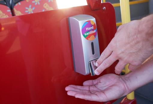 Dispensador de gel higienizante en los autobuses