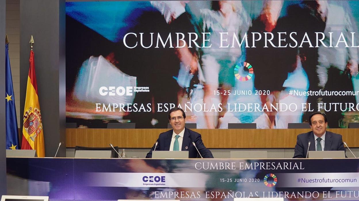 El presidente de CEOE, Antonio Garamendi (izda), junto al presidente de Asaja Pedro Barato (dcha) durante la tercera jornada de la Cumbre Empresarial
