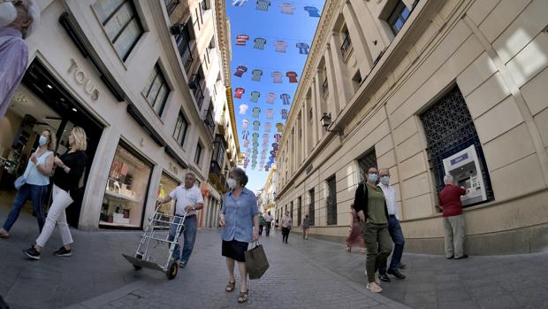 A medio gas la afluencia a la milla de oro comercial de Sevilla