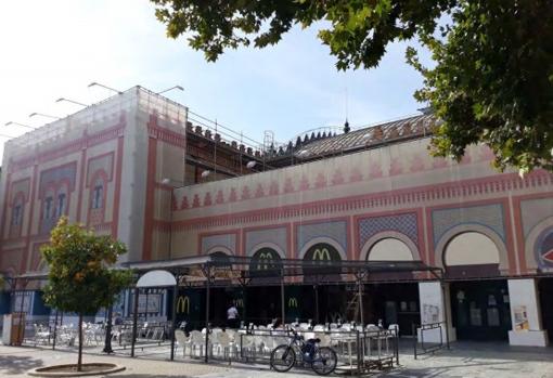 Centro comercial Plaza de Armas con la lona cubriendo la fachada