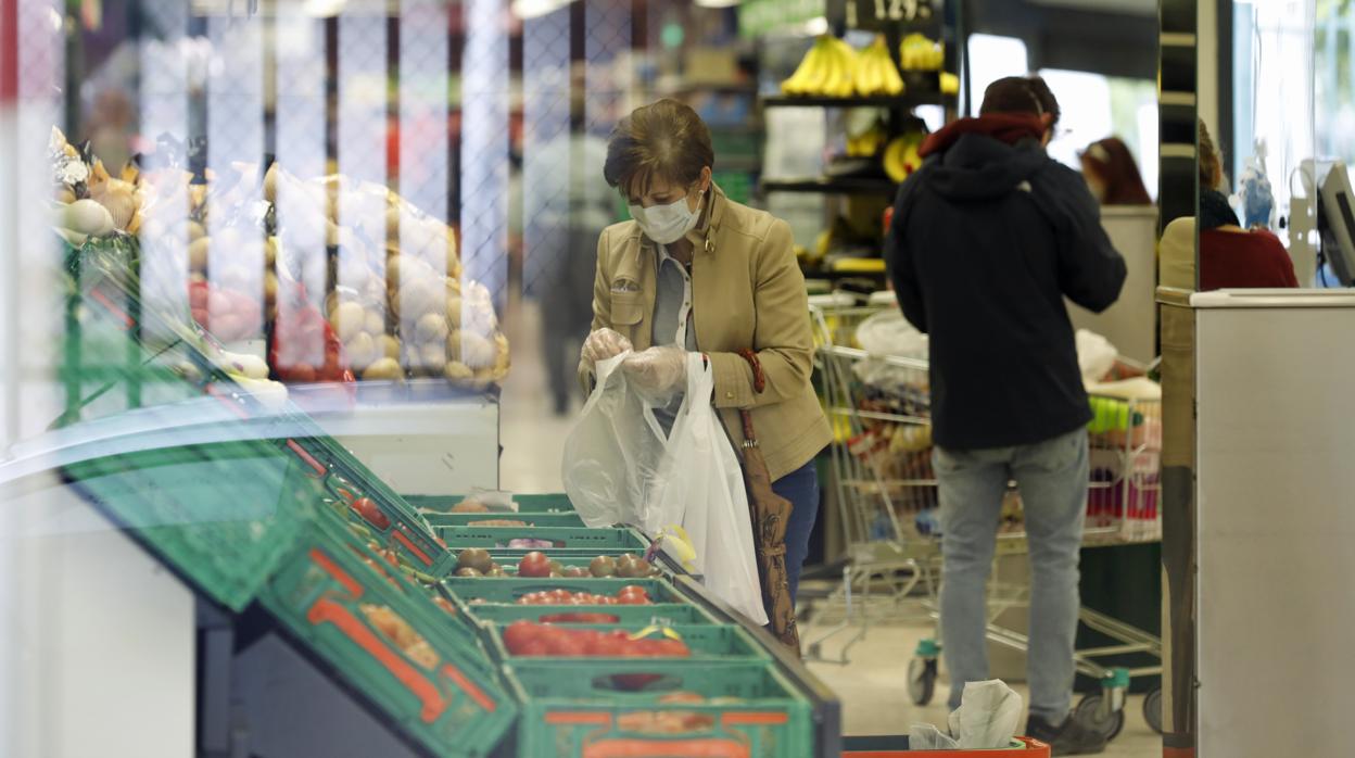 Secciónd e furtas y verduras en en un supermercado Mercadona