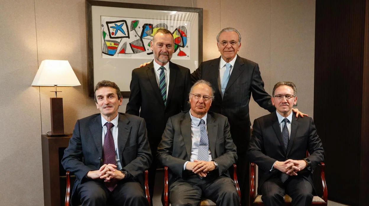 Alejando García - Bragado, hasta ahora vicepresidente de CriteraCaixa (sentado en el centro de la imagen) junto a otros miembros de la dirección como su máximo responsable Isidre Fainé