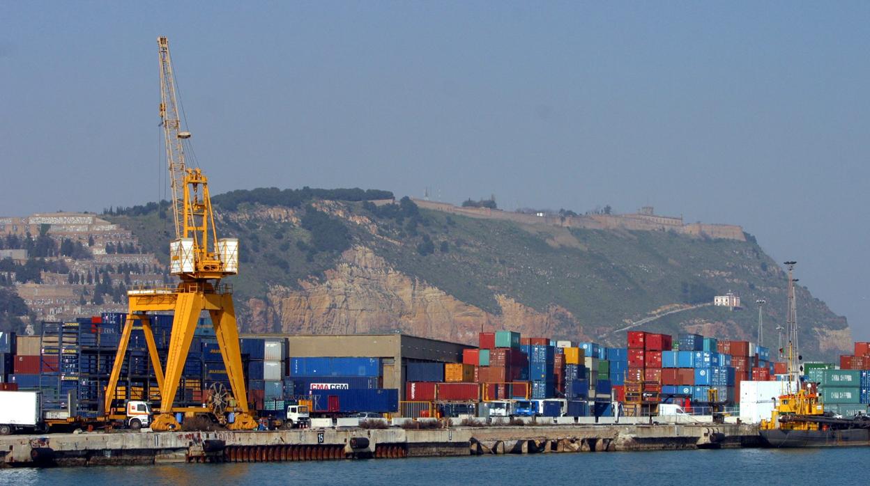 Contenedores para la exportación en el puerto de Barcelona