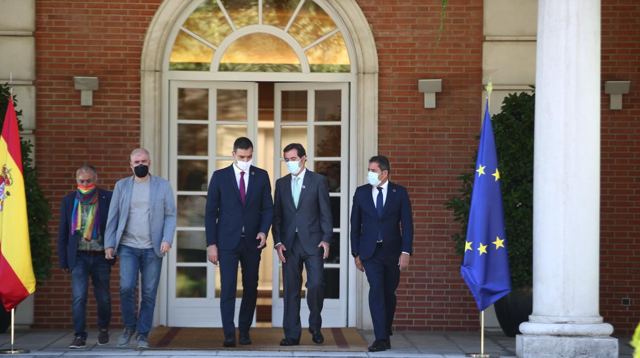 PEl presidente del Gobierno Pedro Sánchez junto a los presidentes de la patronal CEOE, Antonio Garamendi y Cepyme, Gerardo Cuerva (dcha) y los secretarios generales de Comisiones Obreras Unai Sordo y de UGT Pepa Álvarez (izda)