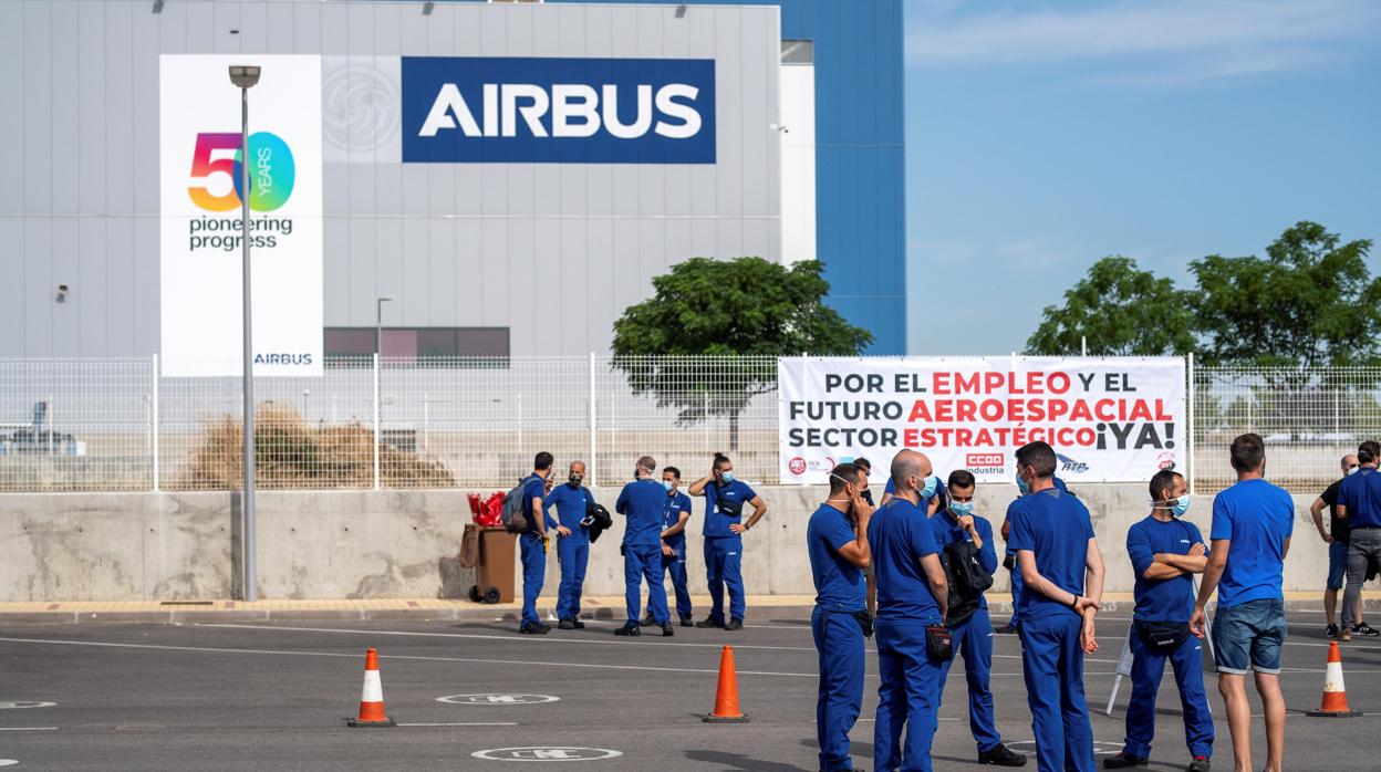 Un grupo de trabajadores de Airbus en Illescas (Toledo) se concentran encontra de los despidos