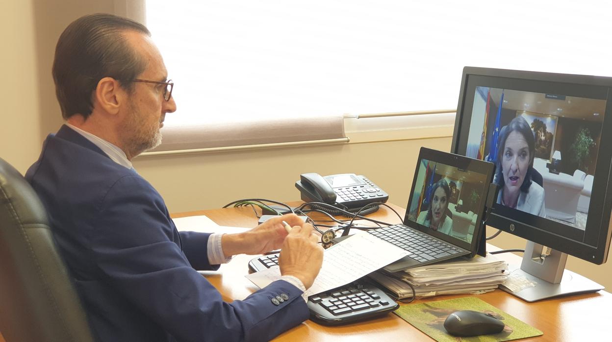 Francisco Aranda, presidente de UNO (izda) mantiene una videoconferencia con la minsitra de Industira, Comercio y Turismo Reyes Maroto