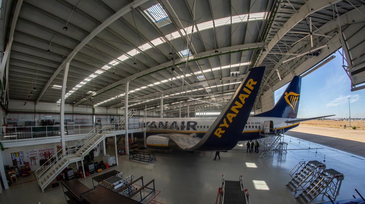 Centro de reparación y mantenimiento de aviones de Ryanair junto al aeropuerto de Sevilla