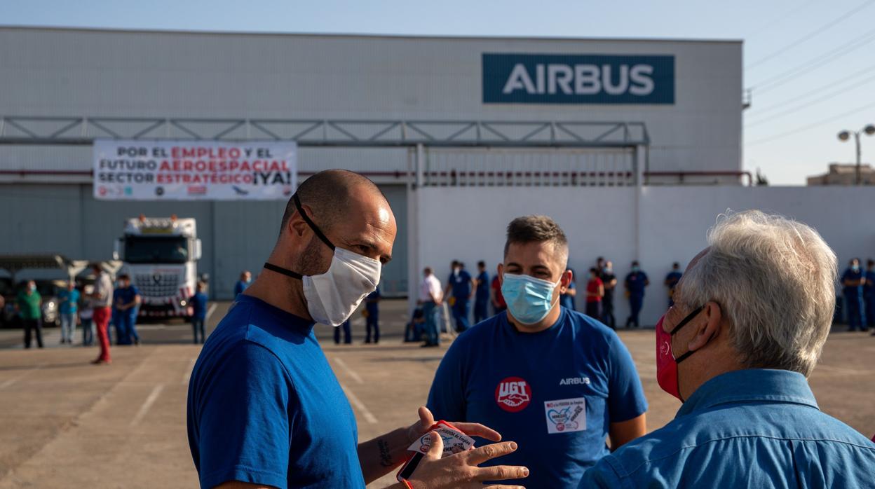 Varios de los trabajadores de la planta de Airbus de Tablada en Sevilla se reunieron en asamblea el pasado 14 de julio para ratificar las movilizaciones