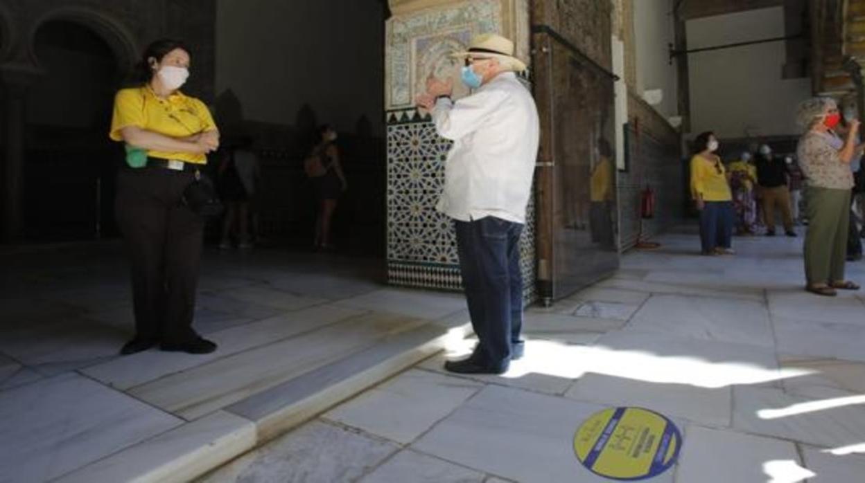 Varios visitantes, el día en el que se reabrió el Alcázar de Sevilla tras el confinamiento por el coronavirus