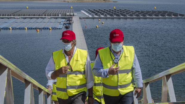 Acciona inaugura en Extremadura la primera planta fotovoltaica flotante conectada a red