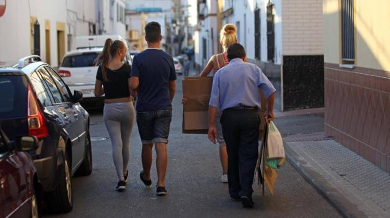 Vecinos del barrio de Torreblanca, en Sevilla