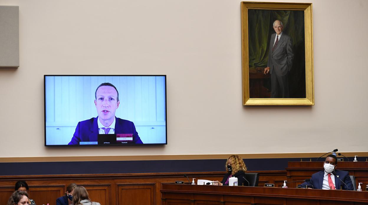 Mark Zuckerberg, fundador y presidente de Facebook durante su declaración ante el Congreso de Estados Unidos