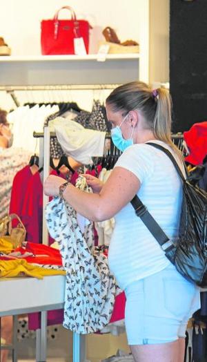 Las ventas de ropa moderan su caída al 22,5% en julio, pero suman un