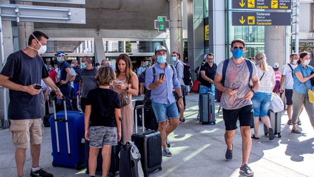 Los aeropuertos españoles registran un 76,2% menos de pasajeros en julio pese a la desescalada