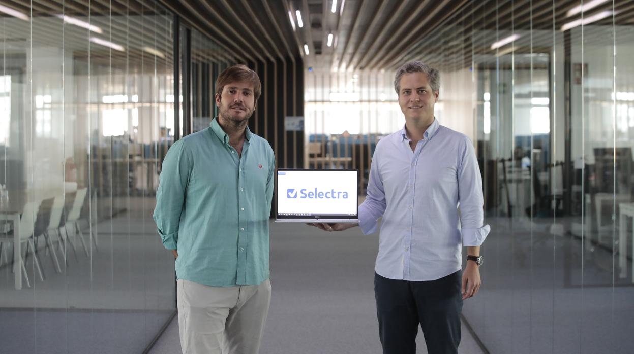 Jaime Arbona y Gonzalo Lahera, en su oficina de Sevilla desde la que quieren pilotar el desembarco en Suramérica