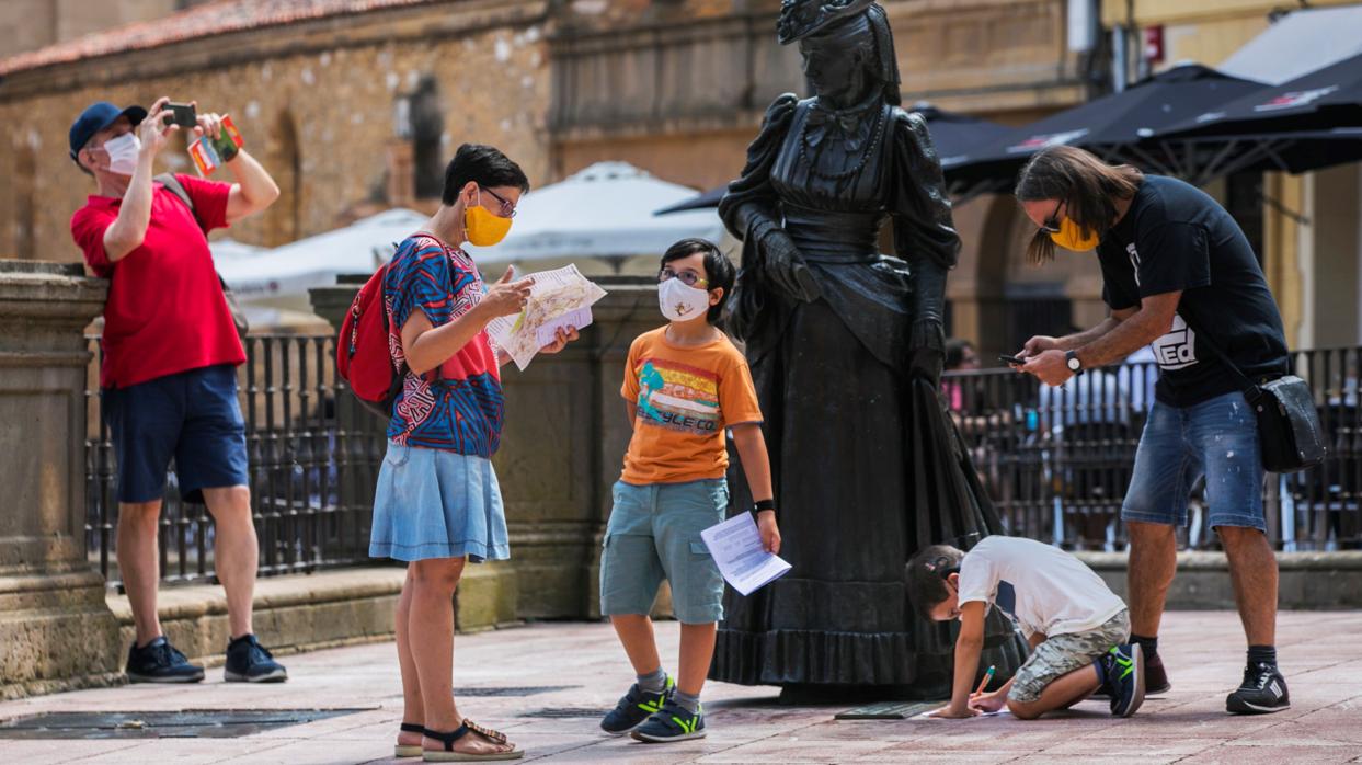 Imagen de turistas en Oviedo