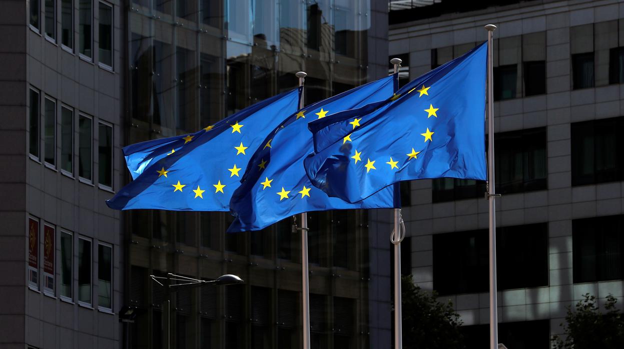 Fotografía de archivo de banderas de la UE frente a la sede de la Comisión Europea, en Bruselas