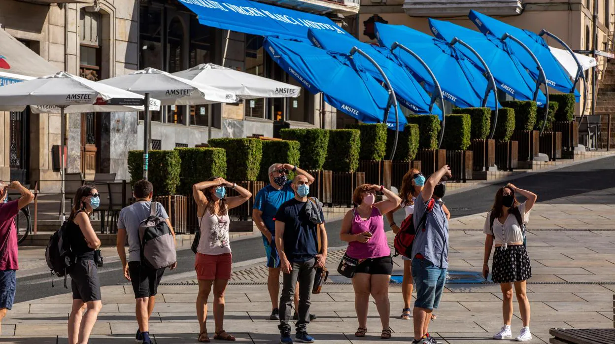 Destaca la caída interanual de afiliados vinculados a actividades turísticas en julio de 302.889 trabajadores, cuando en el conjunto de la economía española se redujeron en 616.496 personas De esta forma se vuelve a niveles similares a los alcanzados en 2015 y 2016