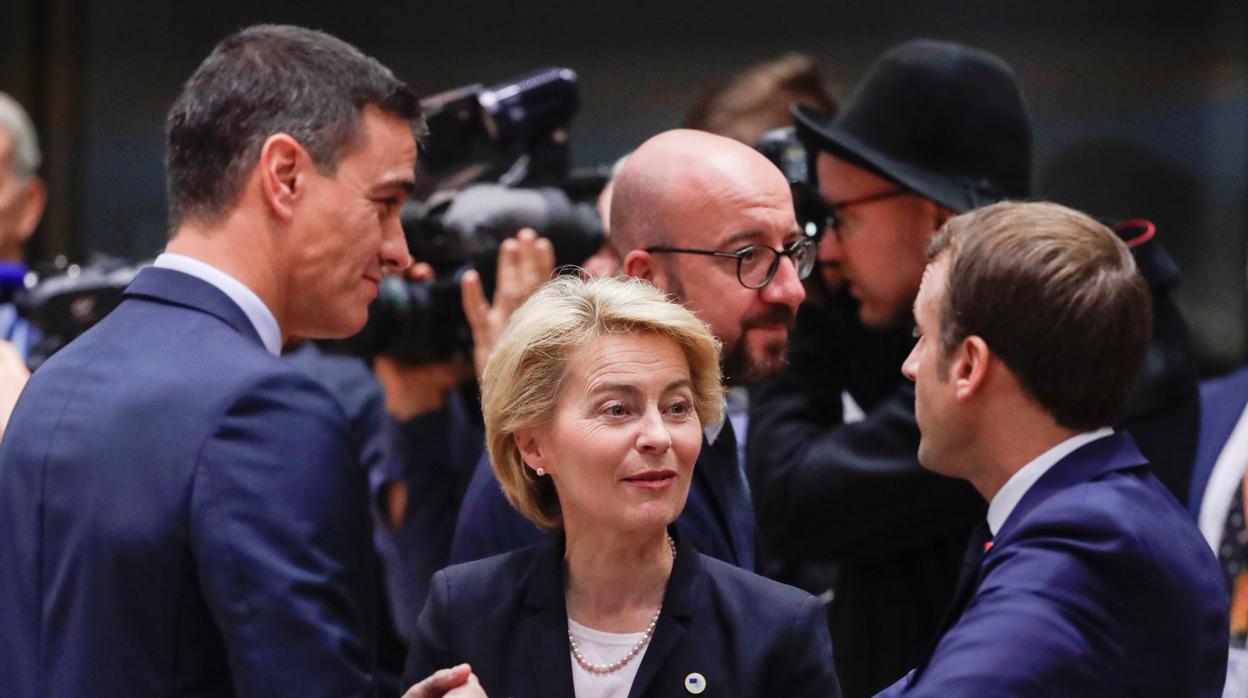 El presidente del Gobierno, Pedro Sánchez (izda) junto a la presidenta de la Comisión Europea, Ursula Von der Leyen (centro) y el presidente de Francia Emmanuel Macron (dcha)