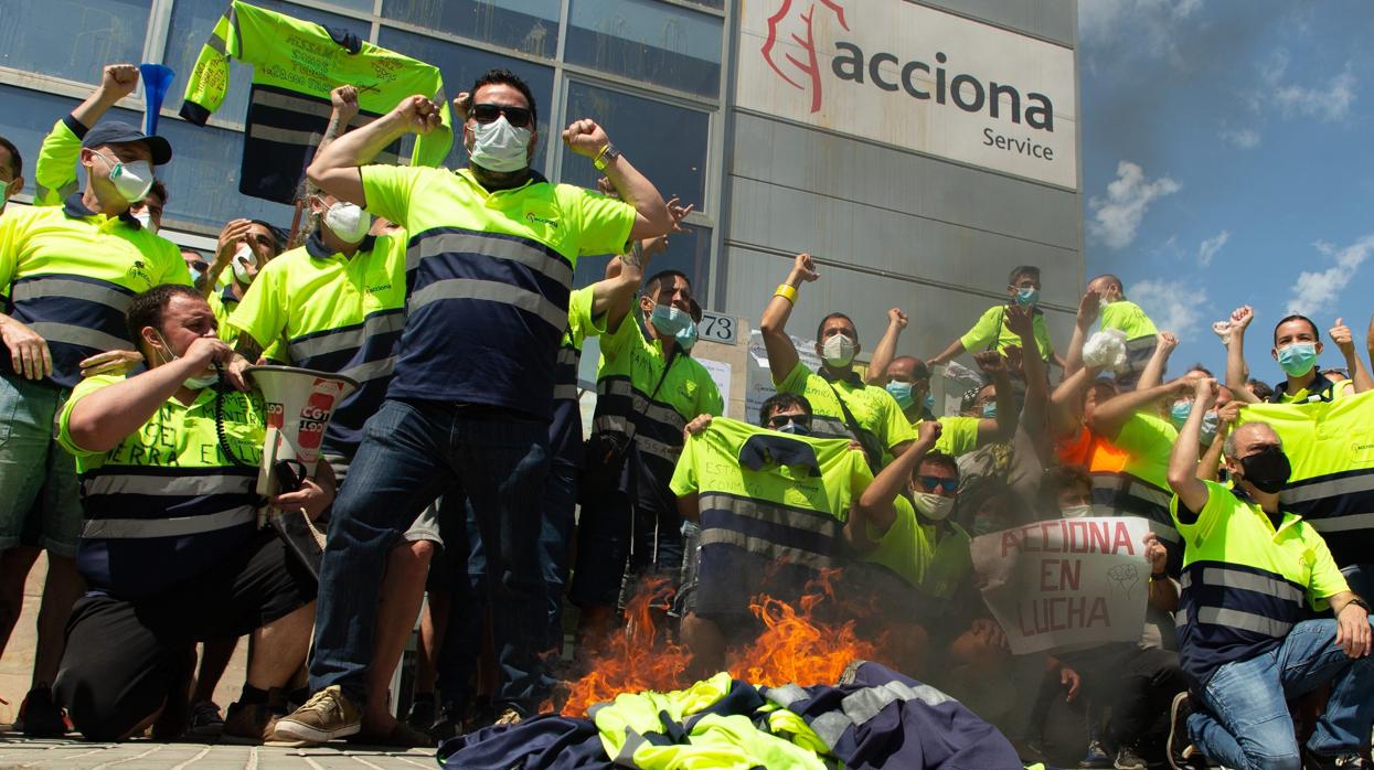 Trabajadores de Acciona protestan por el cierre de Nissan