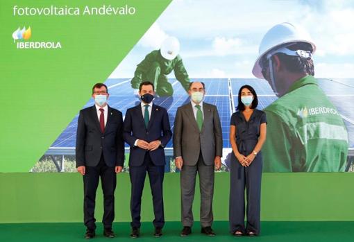 Antonio Beltrán (alcalde de Puebla de Guzmán), Juanma Moreno, Ignacio Sánchez Galán y Carmen Ponce, ayer en la inauguración de la planta del Andévalo