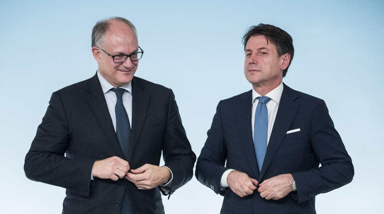 Giuseppe Conte, primer ministro italiano (dcha) y el ministro de Economía, Roberto Gualtieri, (izda)