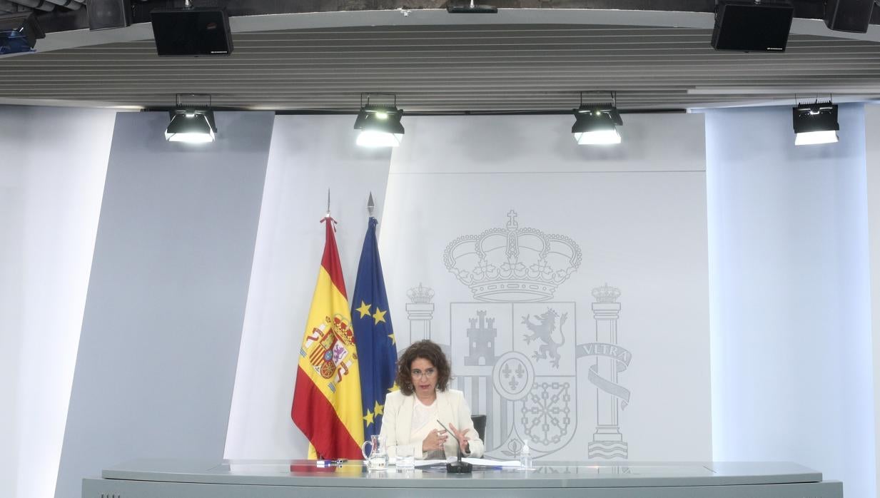 La ministra de Hacienda y portavoz del Gobierno, María Jesús Montero/ Almeida pide a Caballero que «ejerza de presidente de alcaldes y no de aliado del Gobierno»