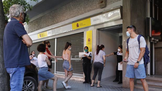 El paro baja en 468 personas en agosto en Andalucía, que registra un total de 957.727 desempleados