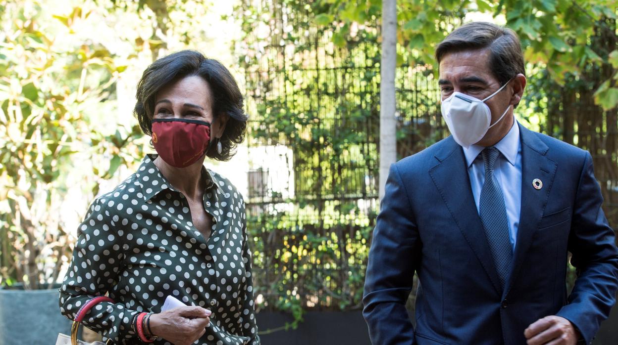 Ana Botín, presidenta de Banco Santander, y Carlos Torres, presidente de BBVA, en la conferencia de esta lunes de Pedro Sánchez