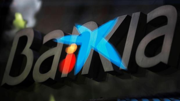 Fitch cree que la unión entre Bankia y Caixabank abrirá la puerta a una ola de fusiones