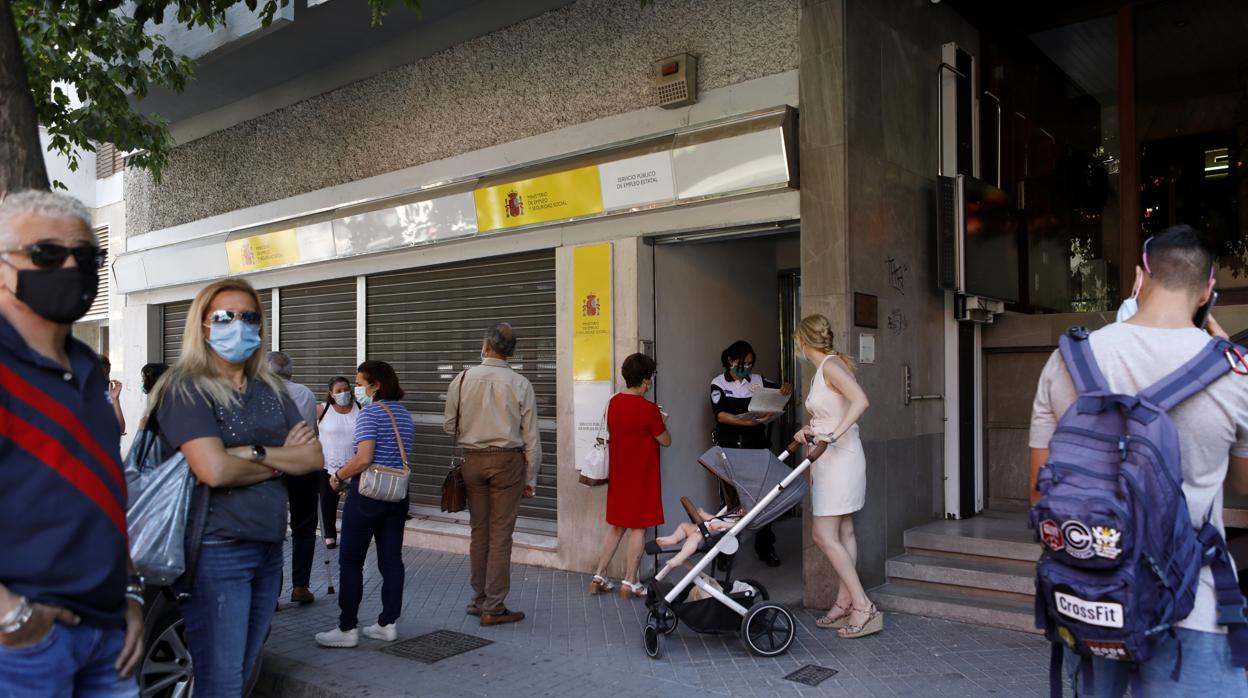 Prsonas hacen cola en una oficina de Empleo de Córdoba