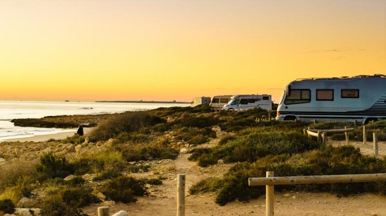 Autocaravanas frente a la playa