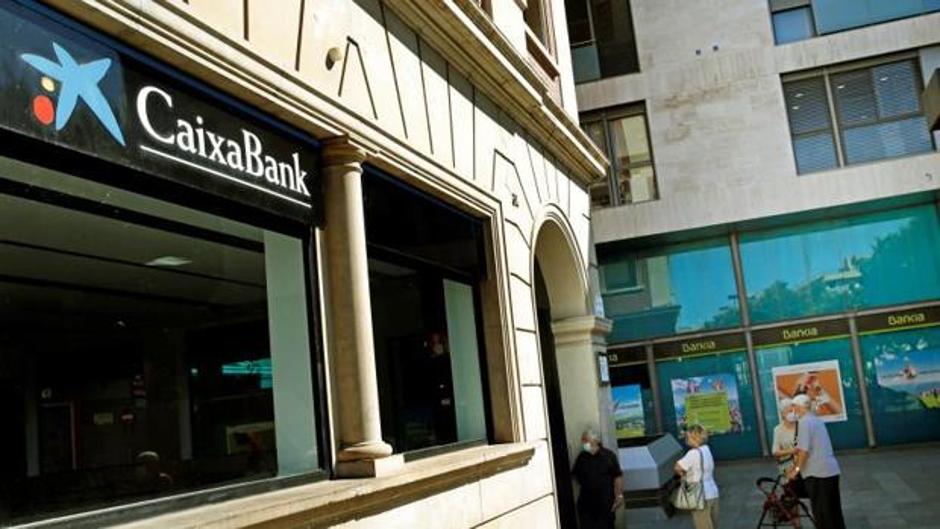 La fusión entre Bankia y Caixabank cambiará algunos productos contratados por sus clientes