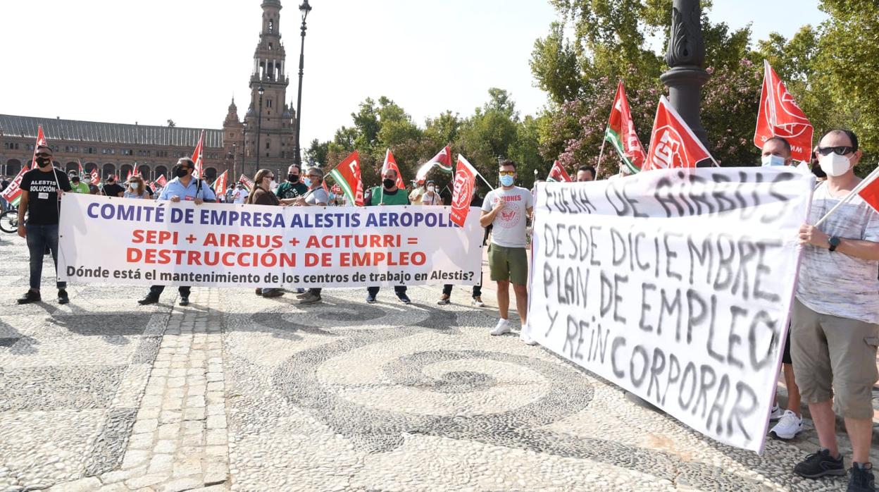 Los trabajadores se han concentrado en la Plaza de España de Sevilla ante la delegación del Gobierno